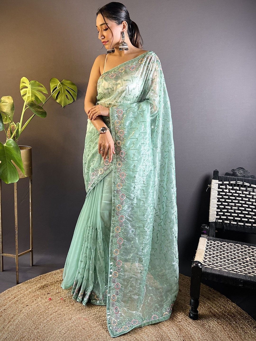 

DIVASTRI Embellished Embroidered Net Saree, Green