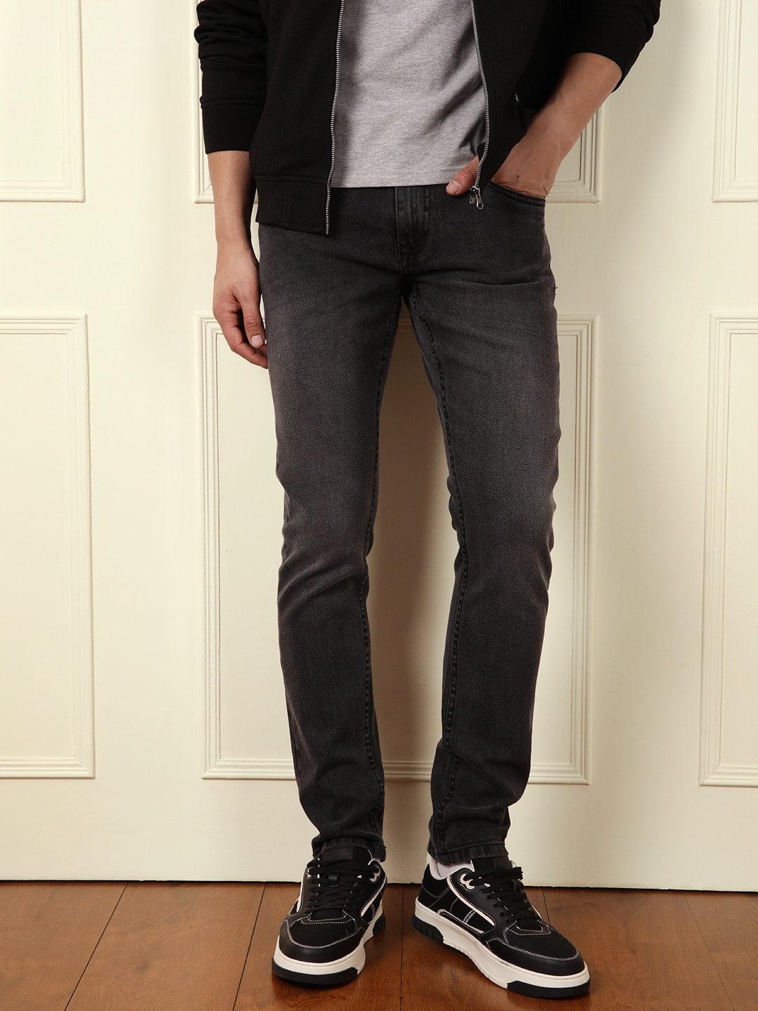 

WROGN Men Comfort Slim Fit Light Fade Jeans, Grey