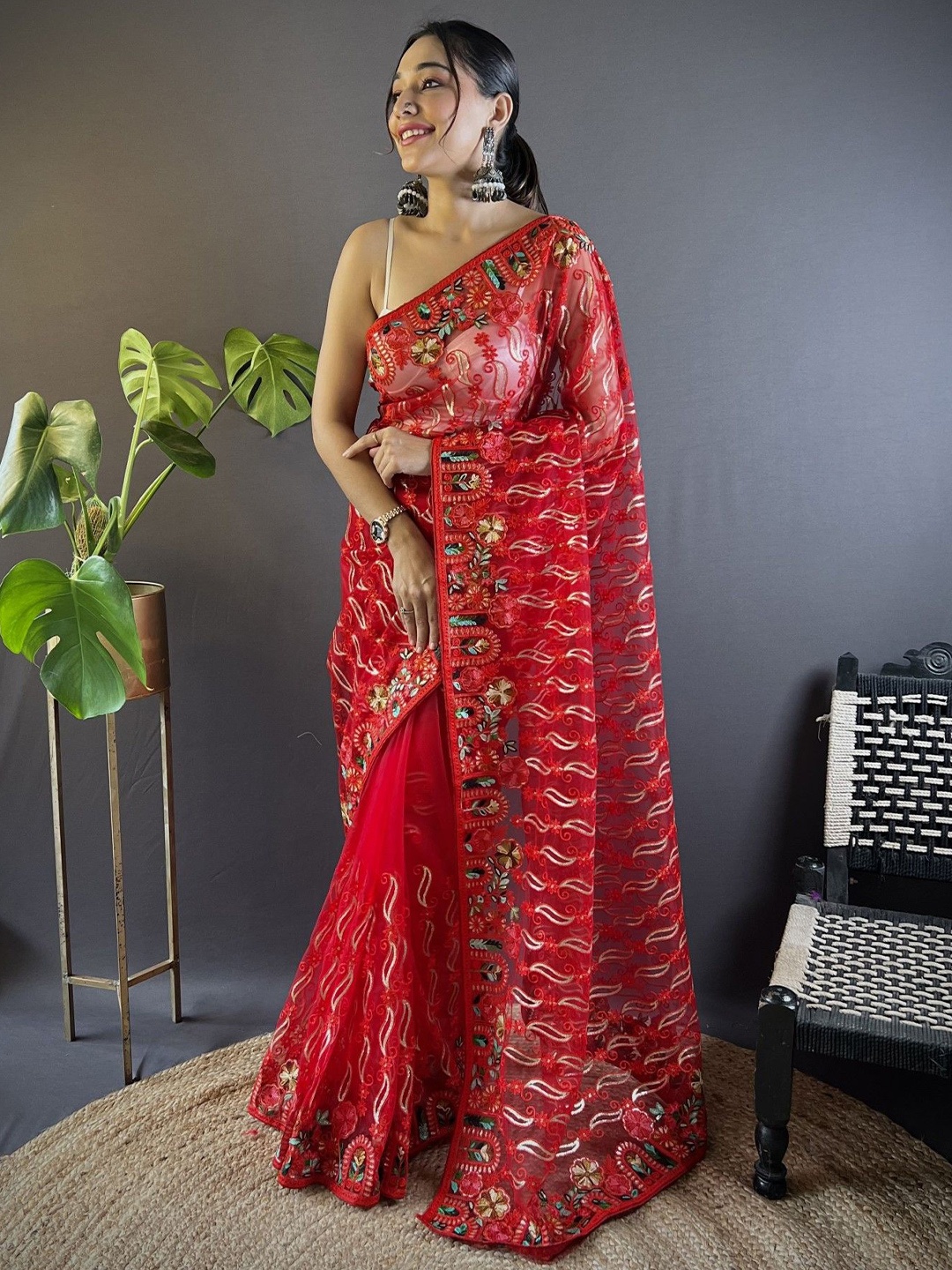 

DIVASTRI Embellished Embroidered Net Saree, Red