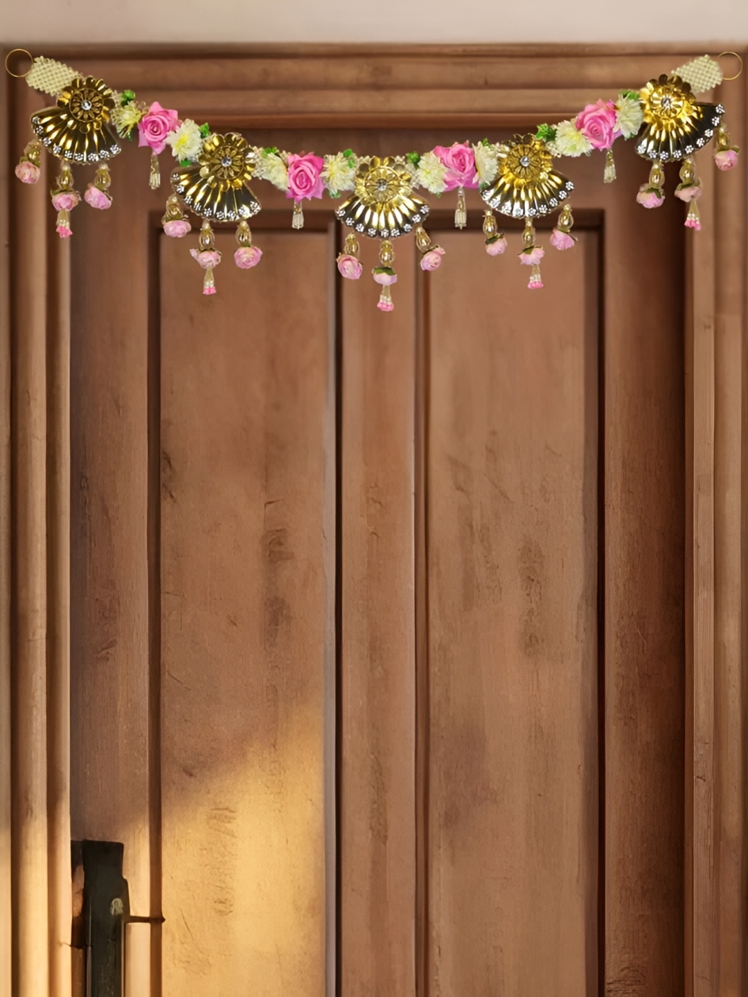 

THE HOME CO. Pink & White Gold Shell Floral Toran