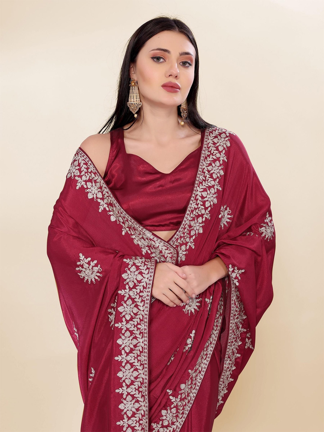 

VAIRAGEE Embellished Embroidered Saree, Magenta
