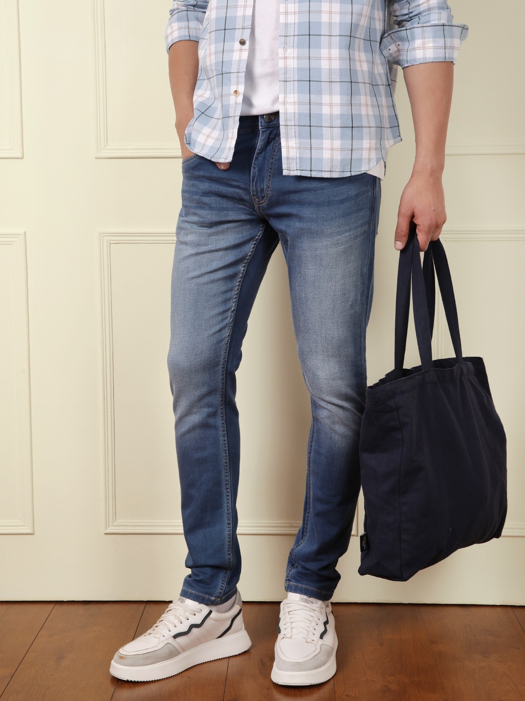 

WROGN Men Comfort Slim Fit Light Fade Jeans, Blue