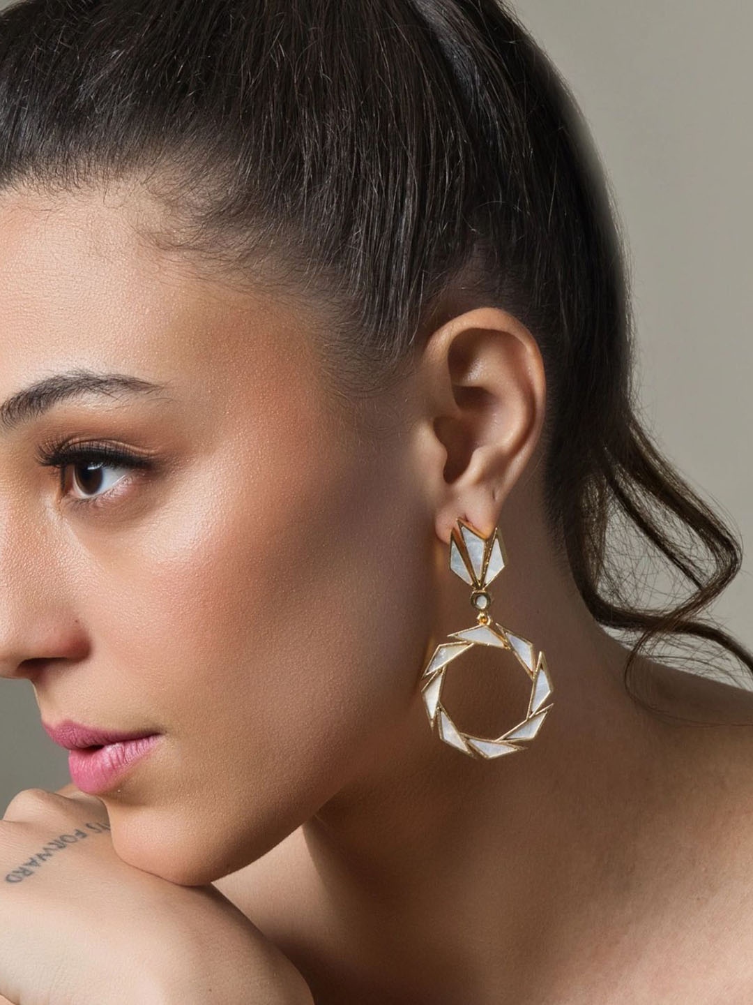 

QUEENS JEWELS Contemporary Drop Earrings, White