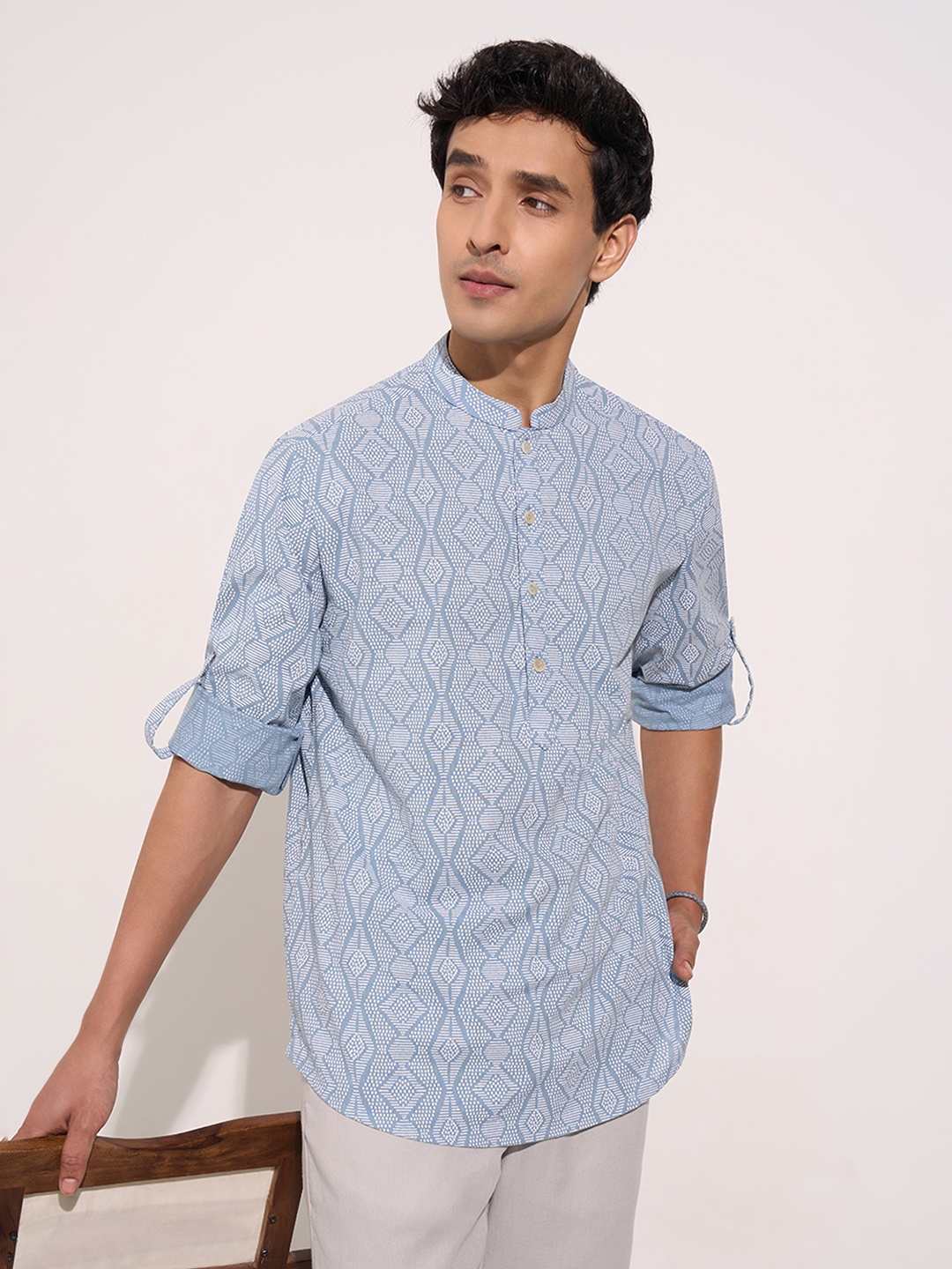 

indus route by Pantaloons Men Geometric Printed Thread Work Kurta, Blue