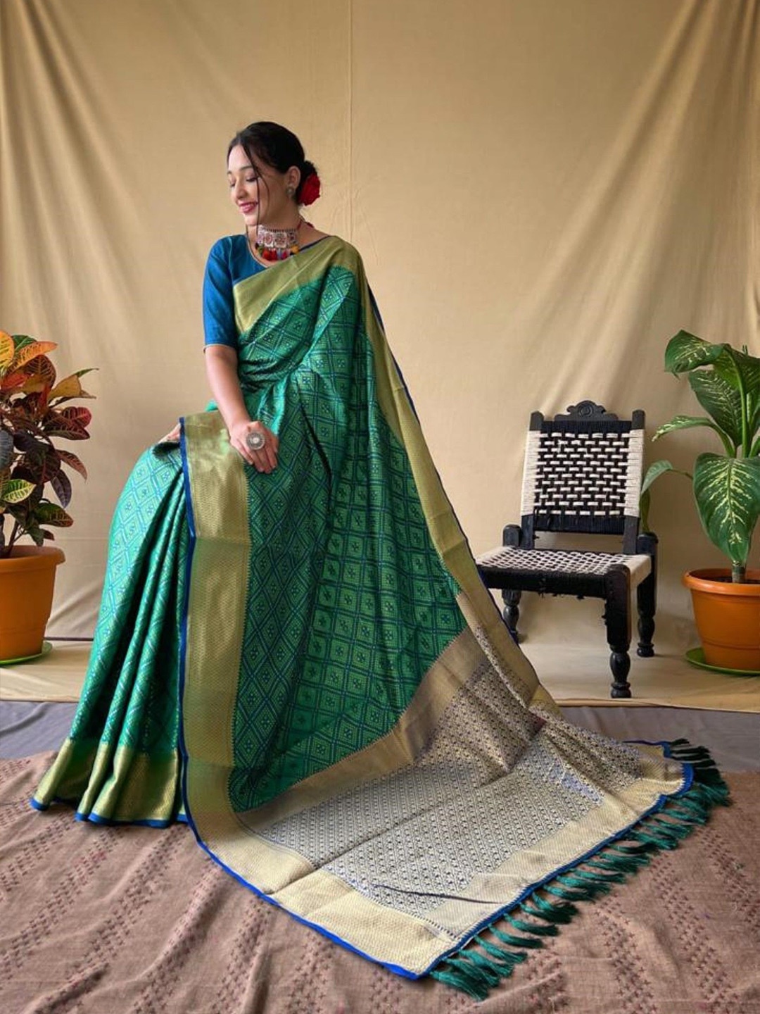 

Rangtulika Ethnics Checked Zari Silk Blend Saree, Teal