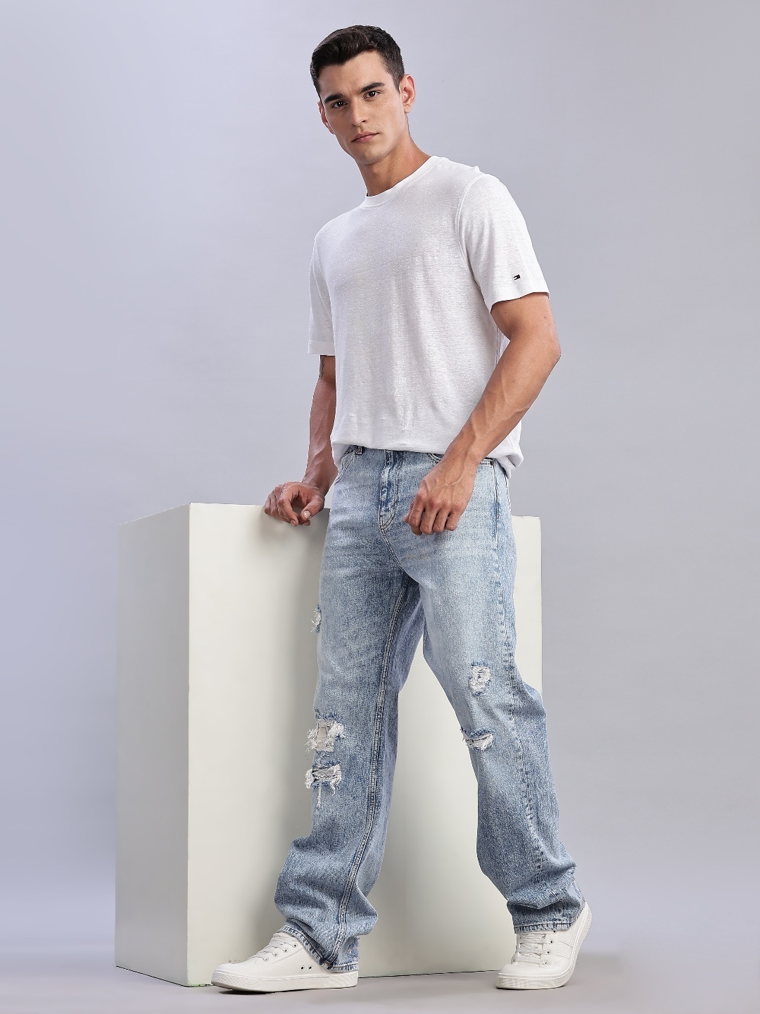 

Tommy Hilfiger Men Classic Straight Fit Mildly Distressed Heavy Fade Stretchable Jeans, Blue
