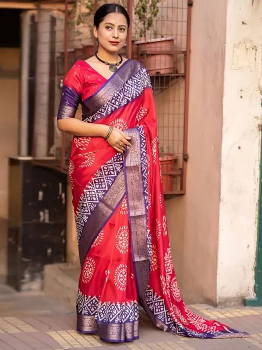 

Rangtulika Ethnics Floral Zari Saree, Pink