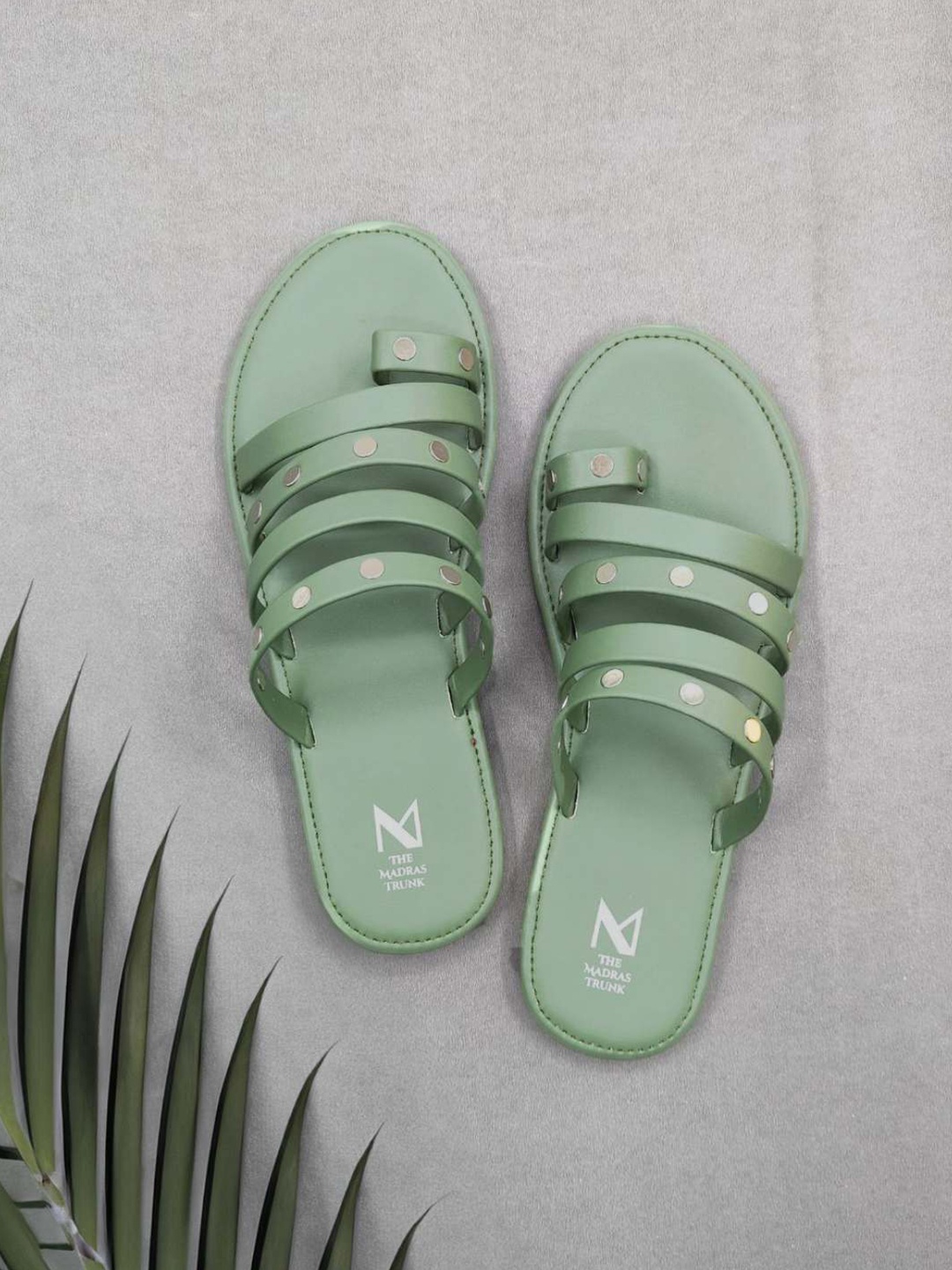 

THE MADRAS TRUNK Women Striped One Toe Flats, Olive
