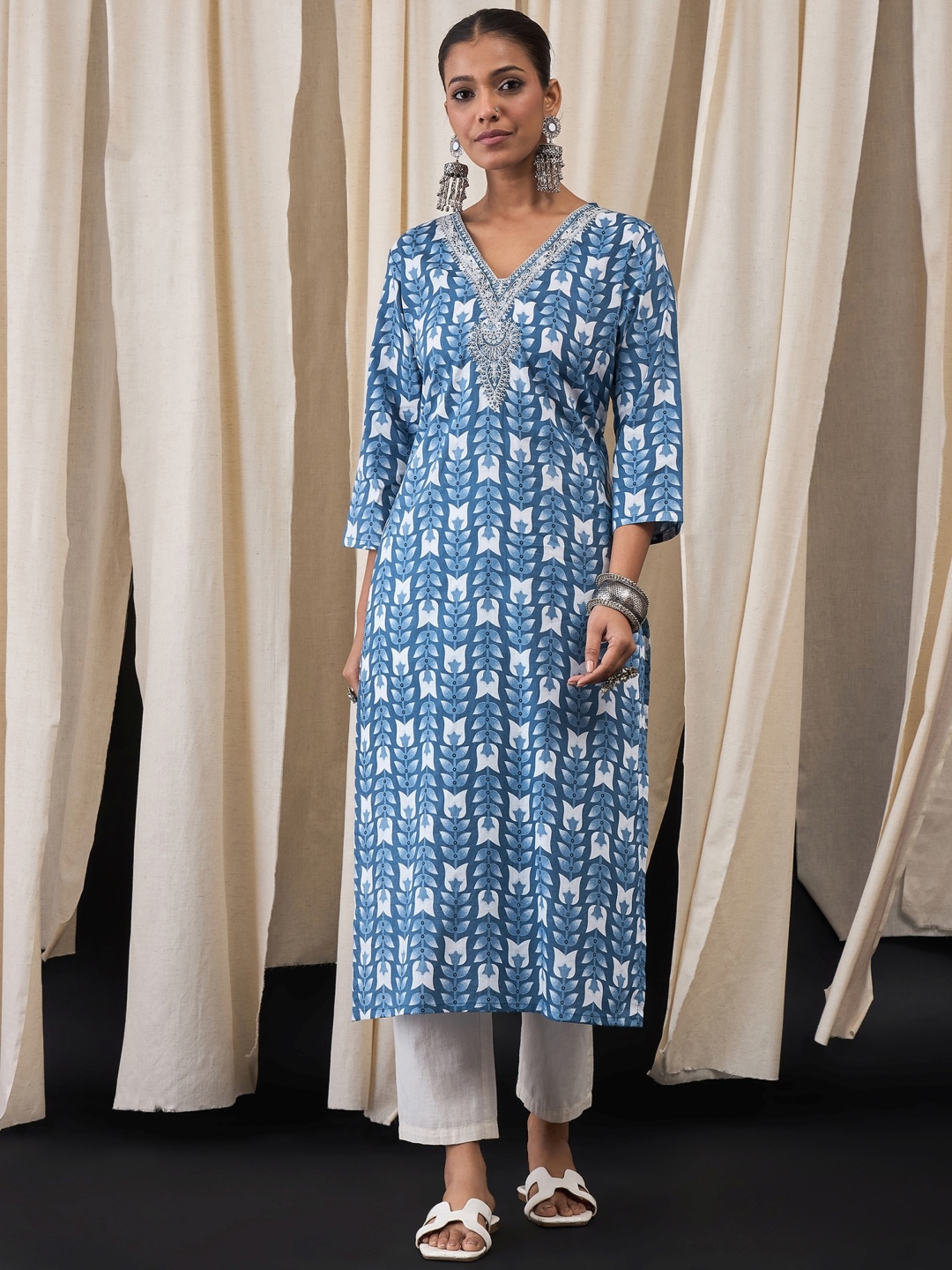 

Anouk Women Geometric Embroidered Thread Work Kurta, Multi