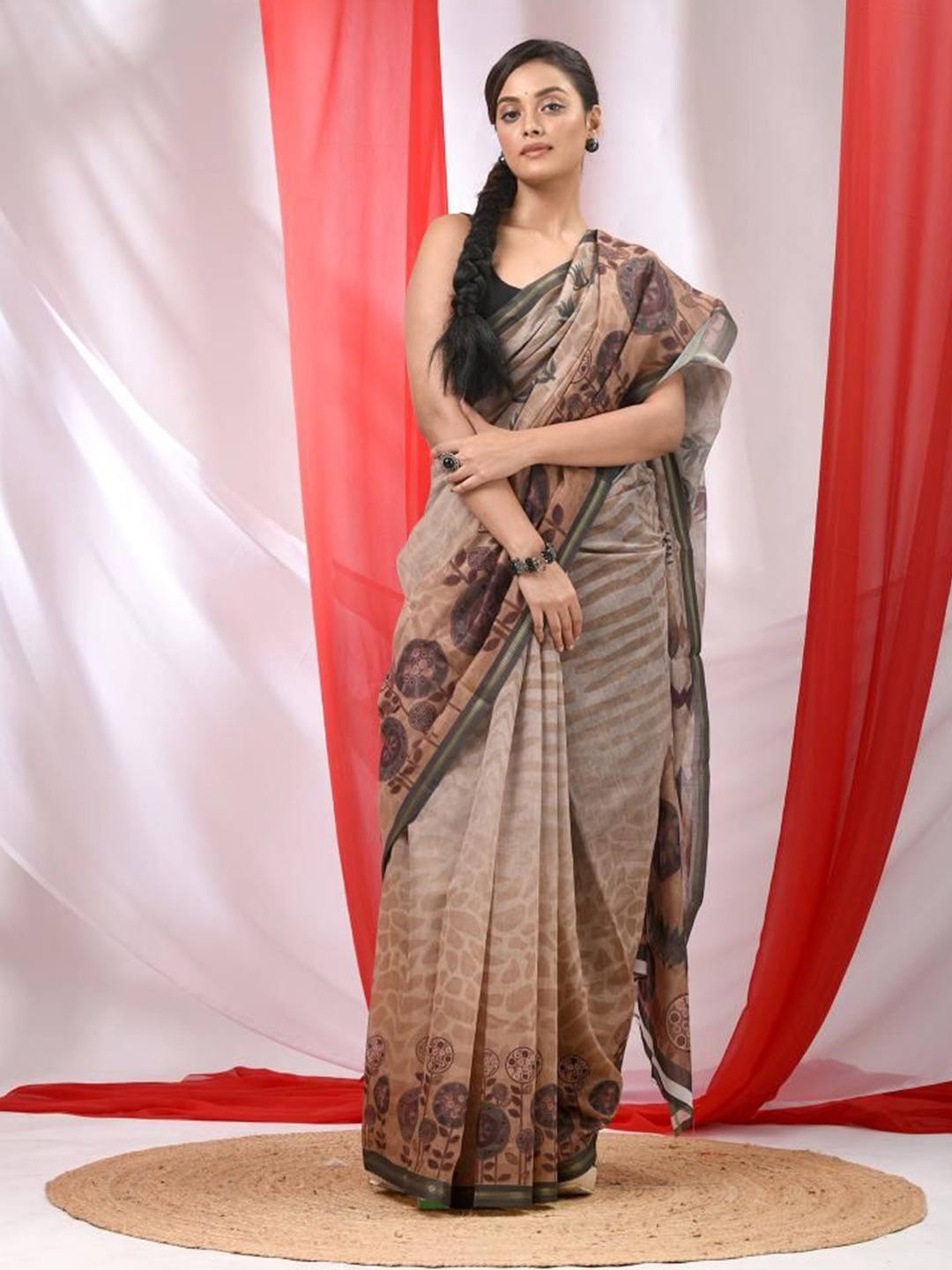 

VIBHAVARI Ethnic Motifs Zari Silk Blend Saree, Beige