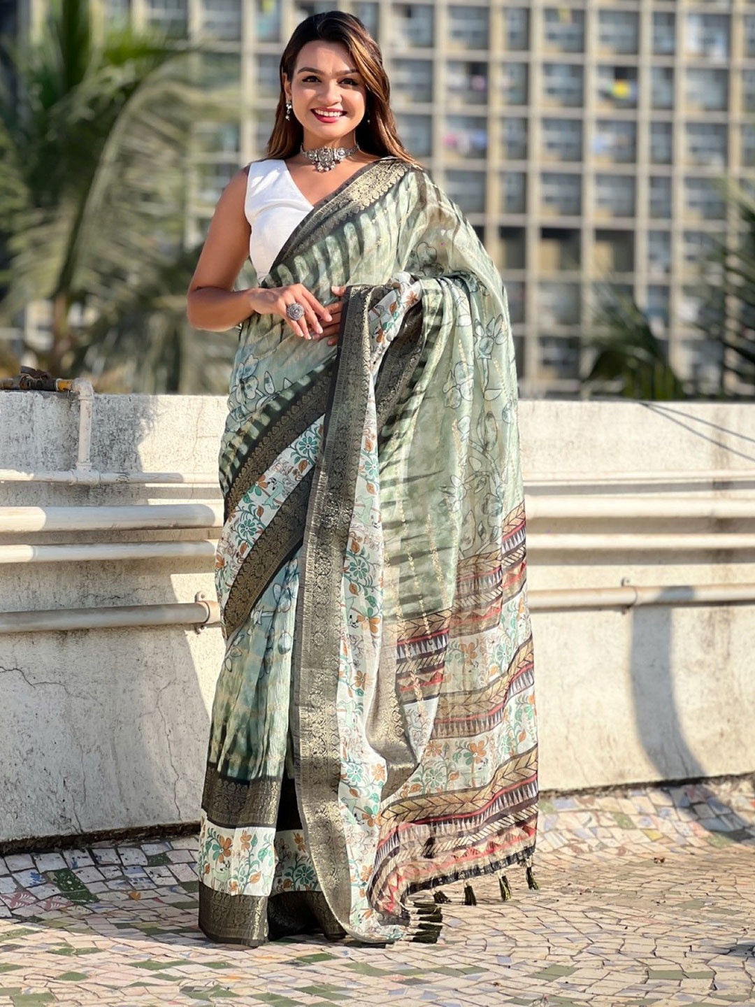 

DIVASTRI Floral Zari Chanderi Saree, Green