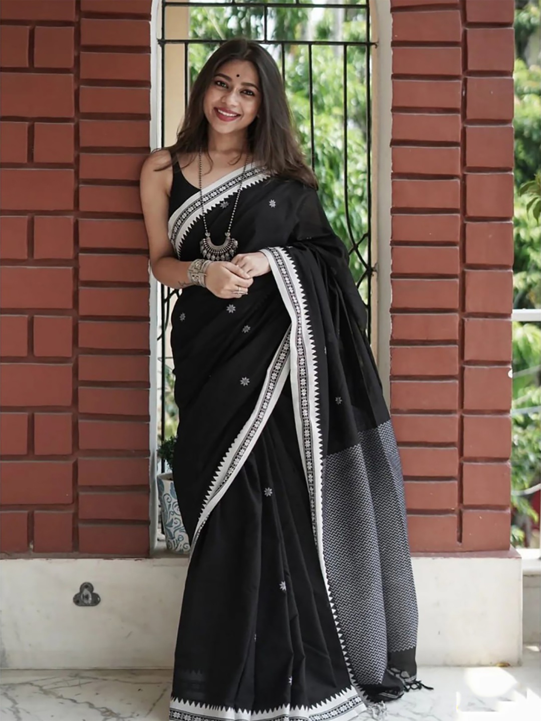 

bigben textile Woven Design Silk Blend Banarasi Saree, Black