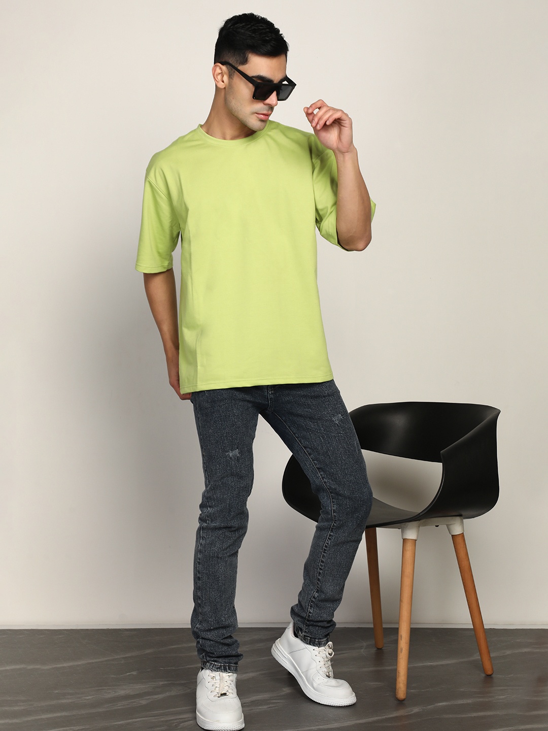 

The Roadster Lifestyle Co. Men Solid Round Neck Cotton T-shirt, Green
