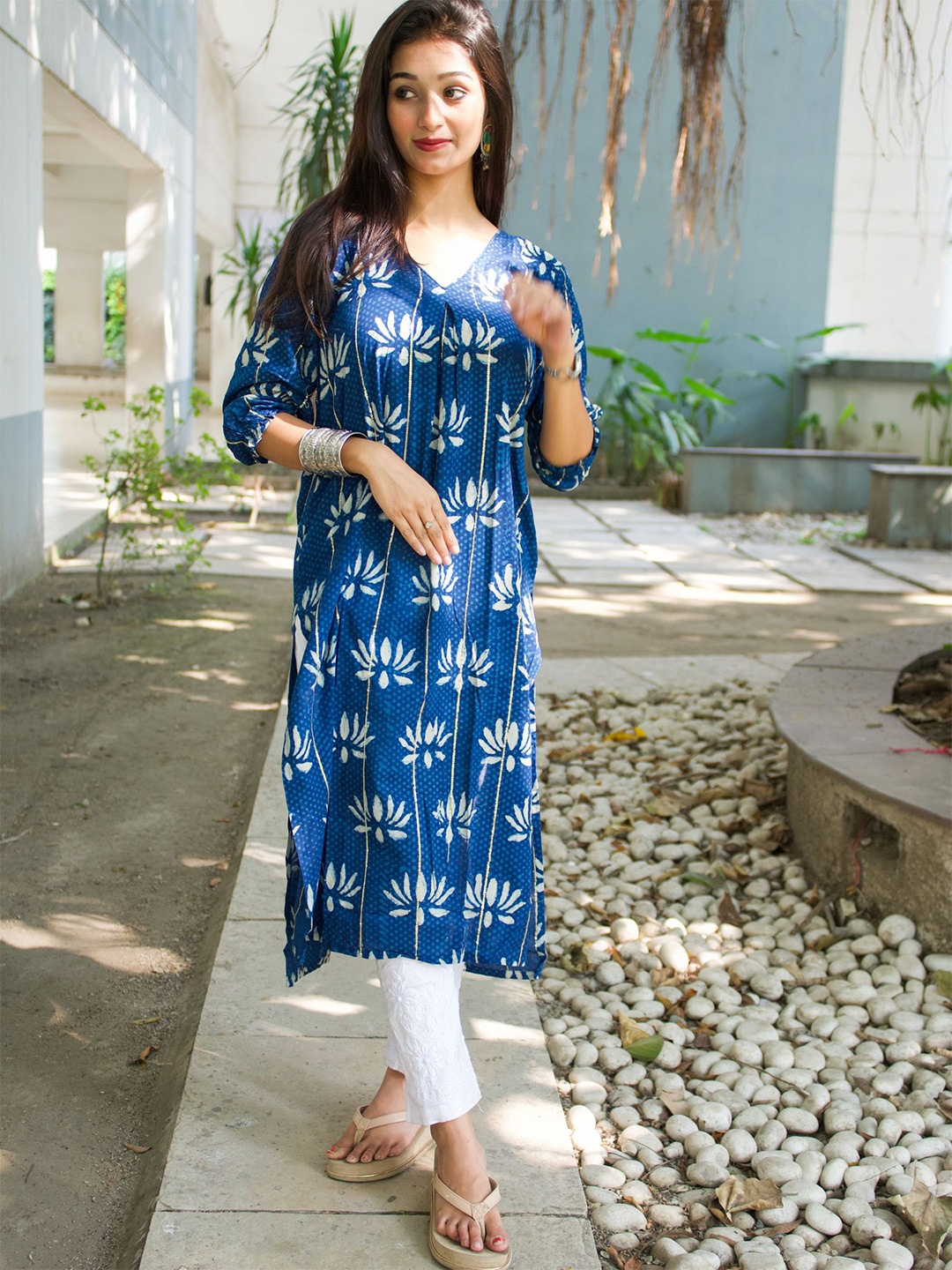 

Uttariya Floral Printed Pure Cotton Kurta, Blue