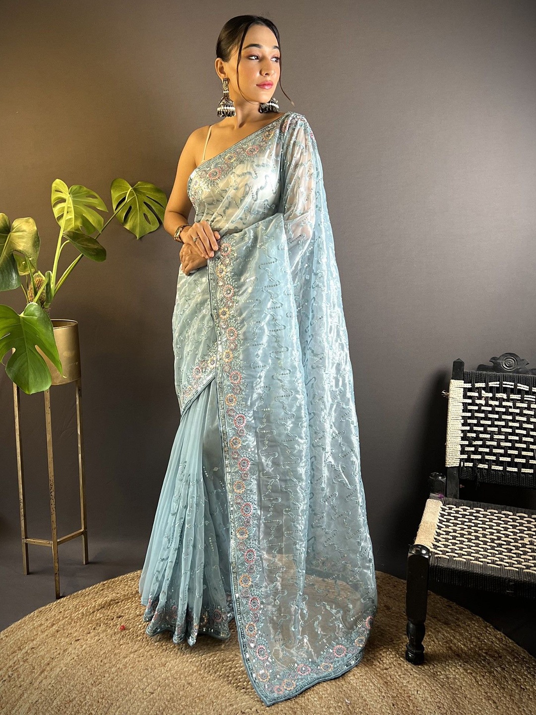 

DIVASTRI Embellished Embroidered Net Saree, Blue