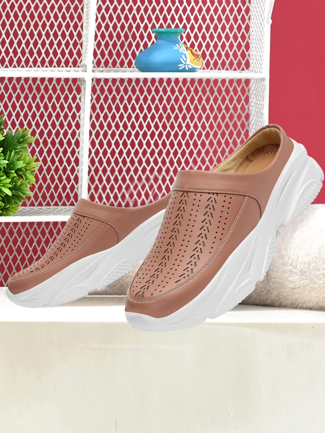 

X XIOTA Women Slip-On Sneakers, Beige