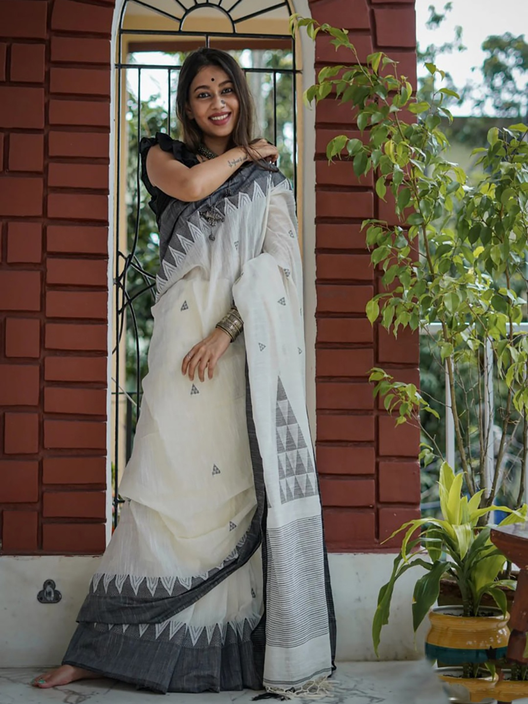 

bigben textile Woven Design Silk Blend Banarasi Saree, White