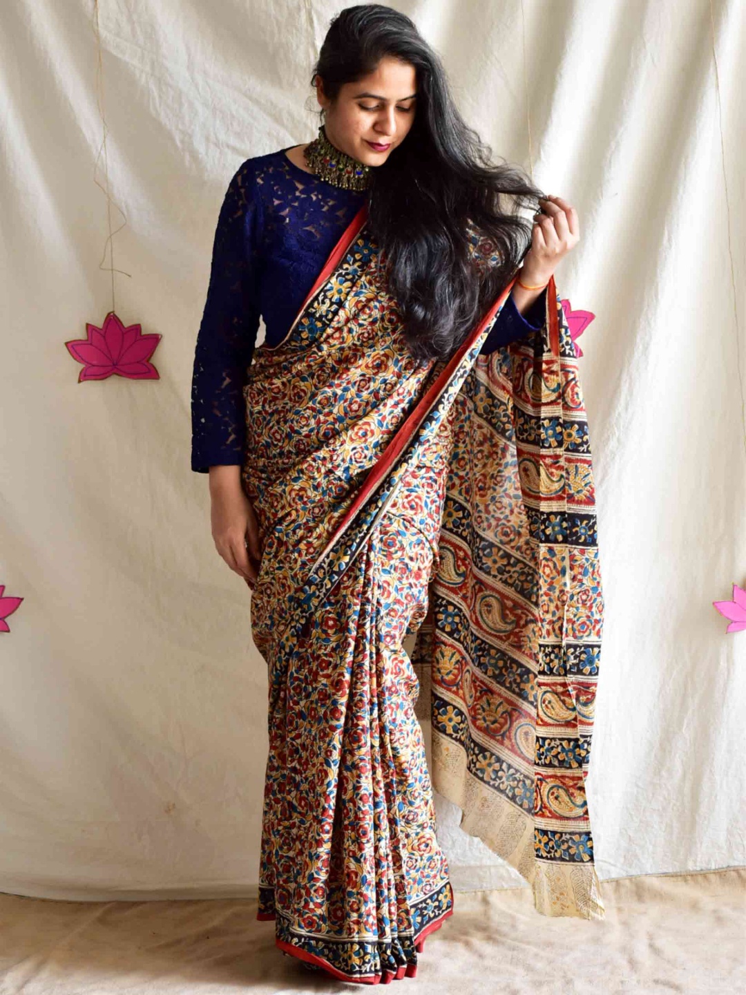 

Sundarii Gehrai Kalamkari Printed Saree, Beige