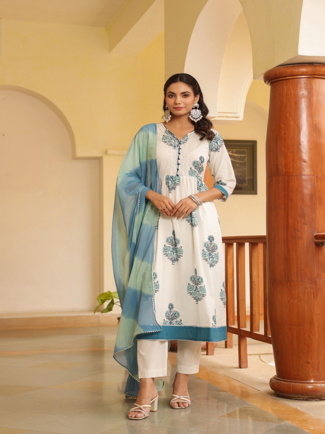 

AURIELLA Women Ethnic Motifs Printed Empire Gotta Patti Pure Cotton Kurta with Trousers & With Dupatta, White