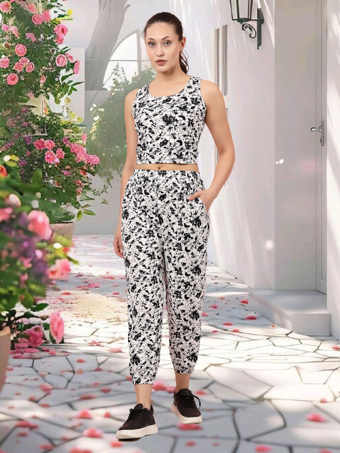 

Moda Rapido Printed Sleeveless Top With Joggers Co-Ords, Black