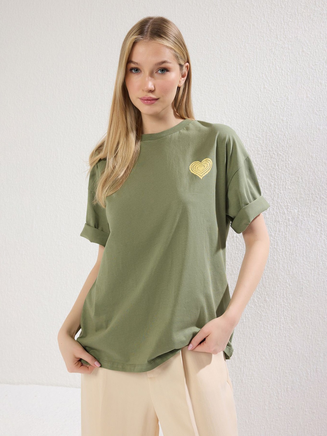 

Trendyol Women V-Neck Drop-Shoulder Sleeves Applique T-shirt, Na