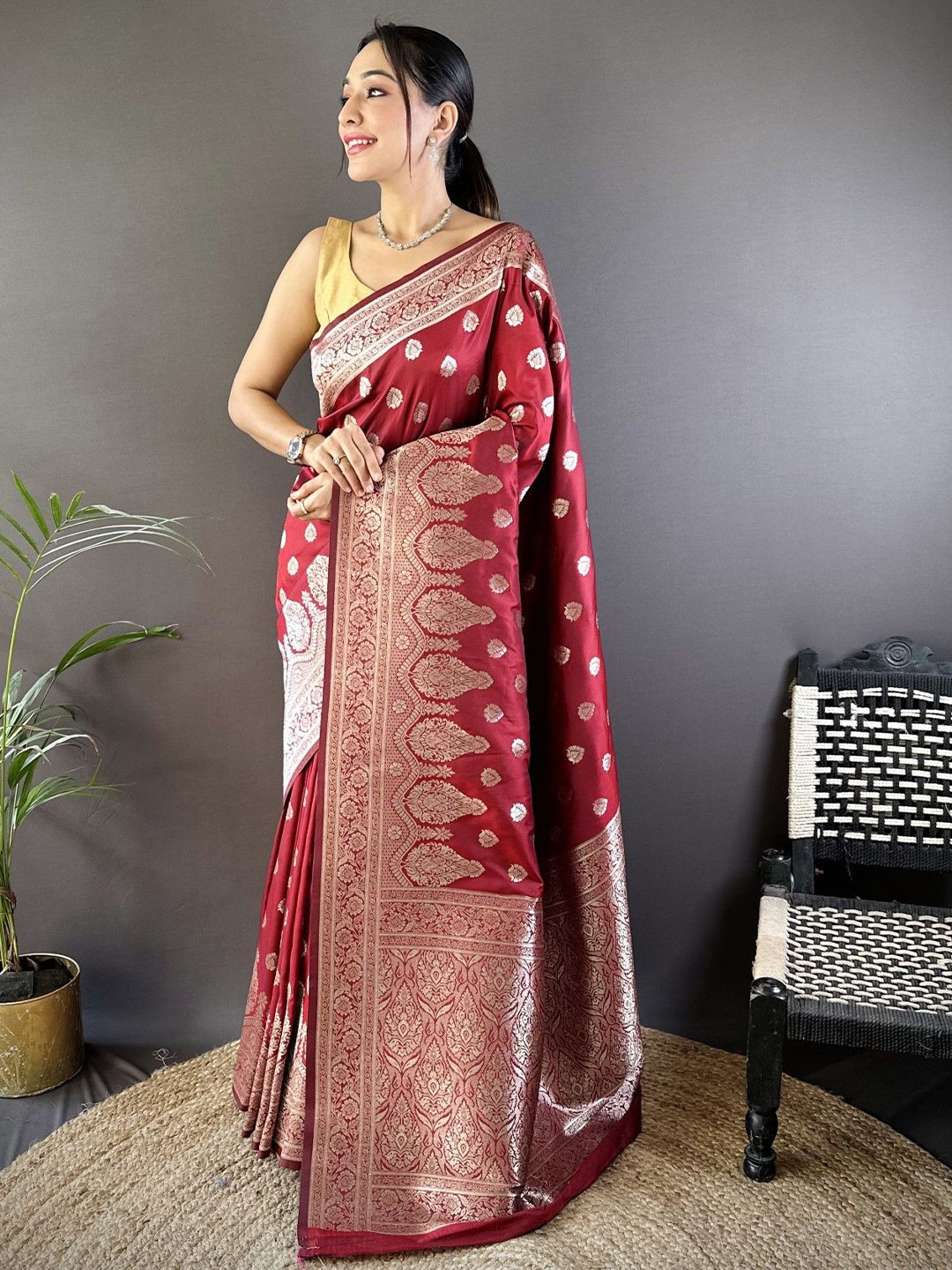 

Mitera Woven Design Zari Silk Blend Banarasi Saree, Maroon