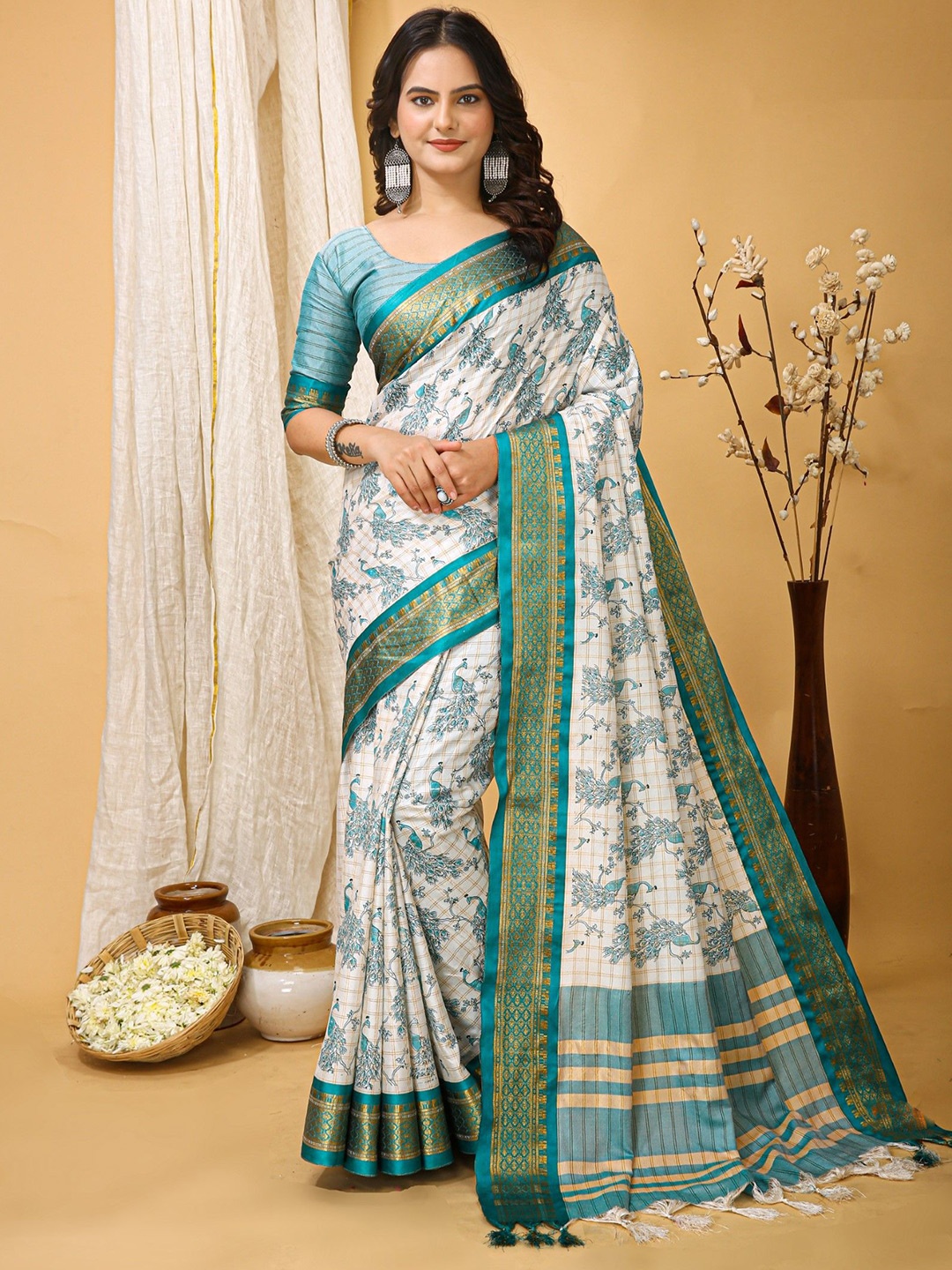 

Rangtulika Ethnics Floral Zari Saree, Blue