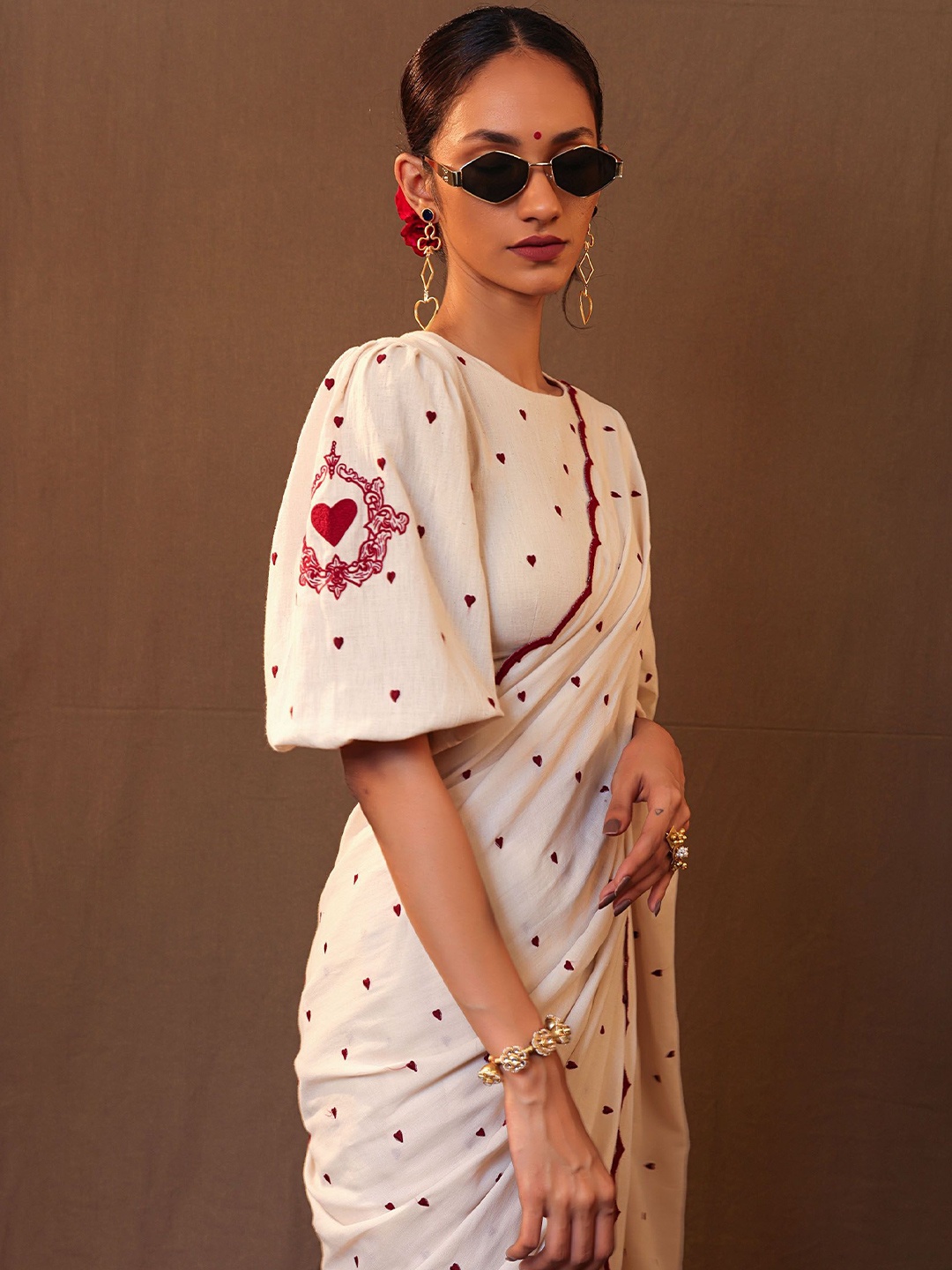 

MATI Embellished Embroidered Pure Cotton Saree, Off white