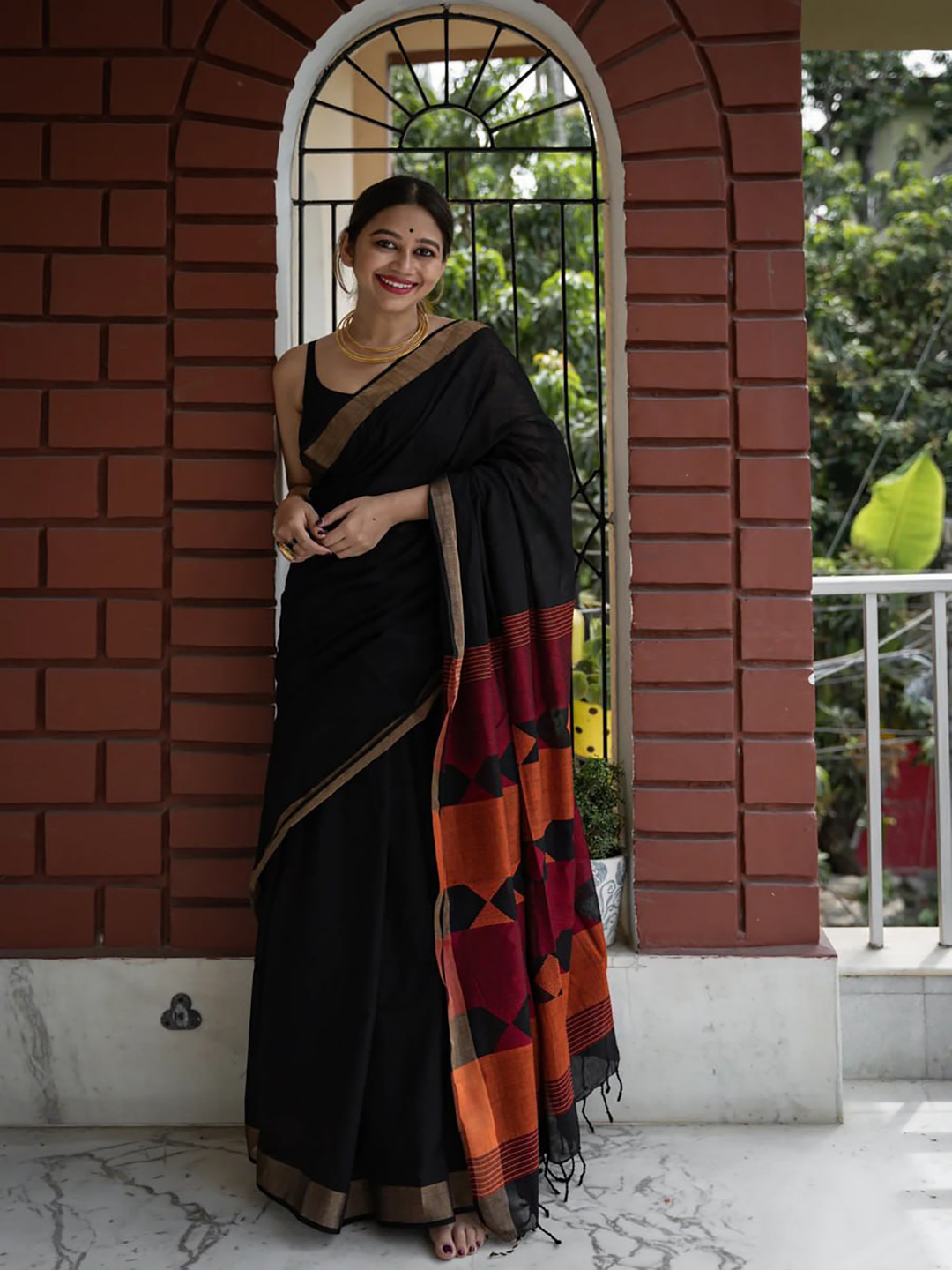 

bigben textile Zari Silk Blend Banarasi Saree, Black