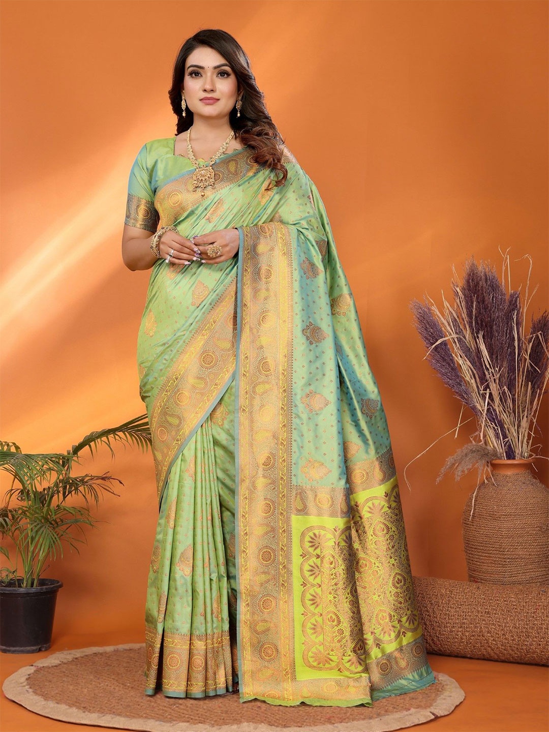 

DIVASTRI Woven Design Zari Silk Blend Banarasi Saree, Green