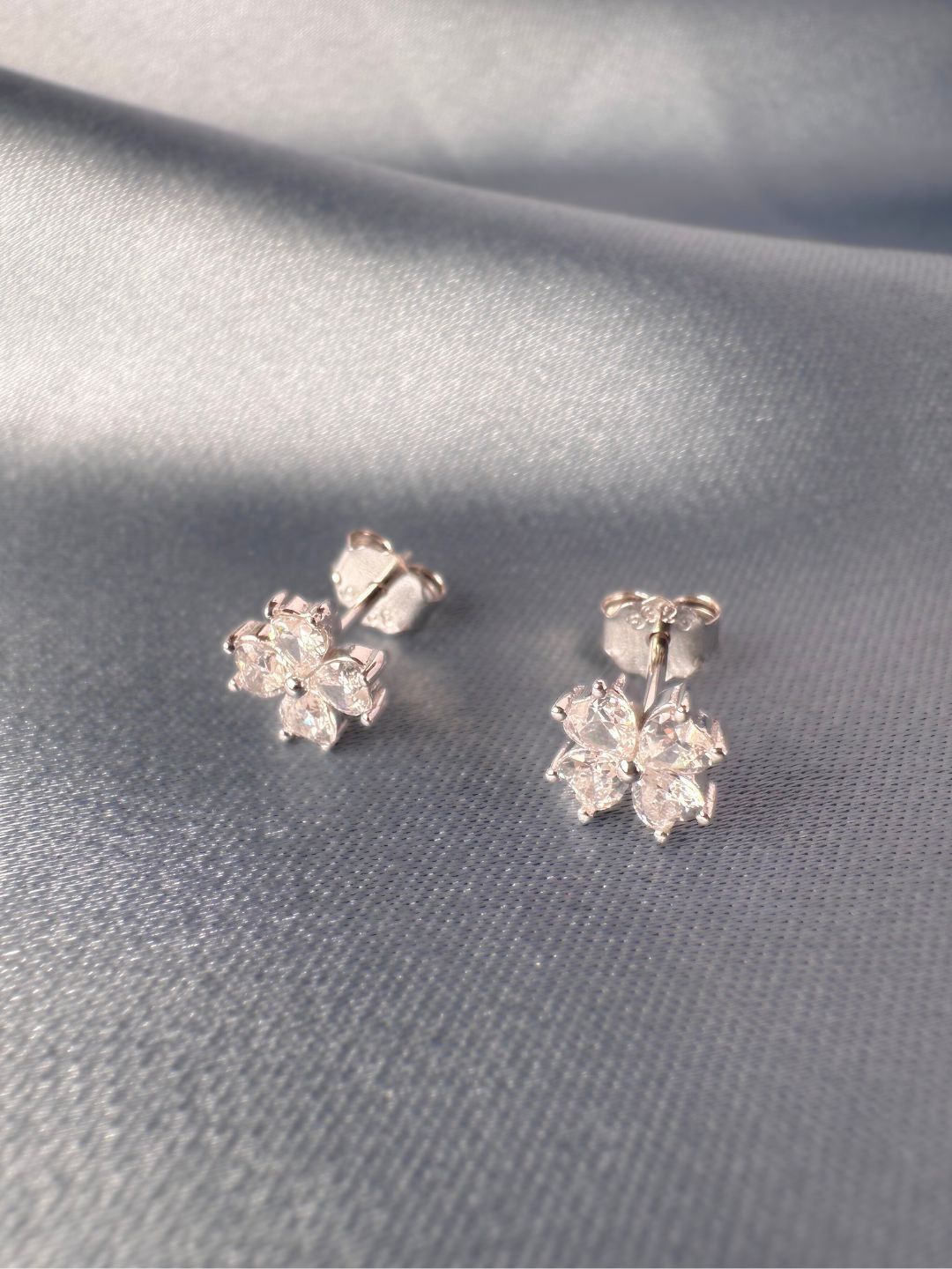 

JUPRA 925 Sterling Silver Rhodium-Plated Cubic Zirconia Studded Four Heart Leaf Studs