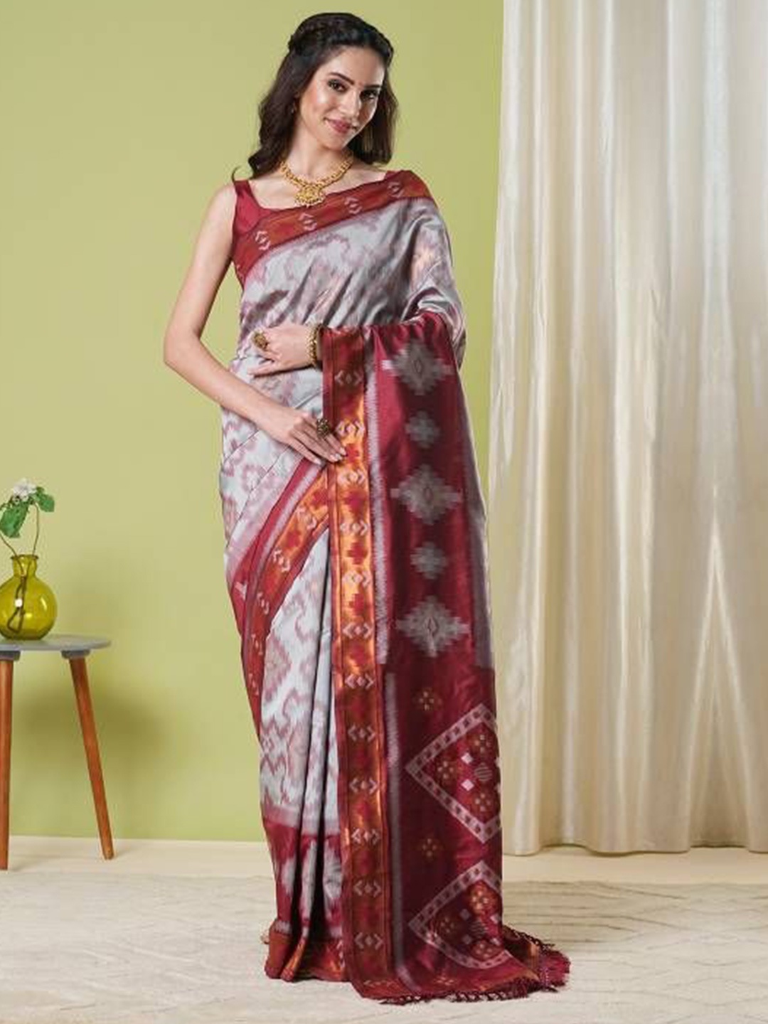 

HERE&NOW Woven Design Zari Art Silk Banarasi Saree, Grey