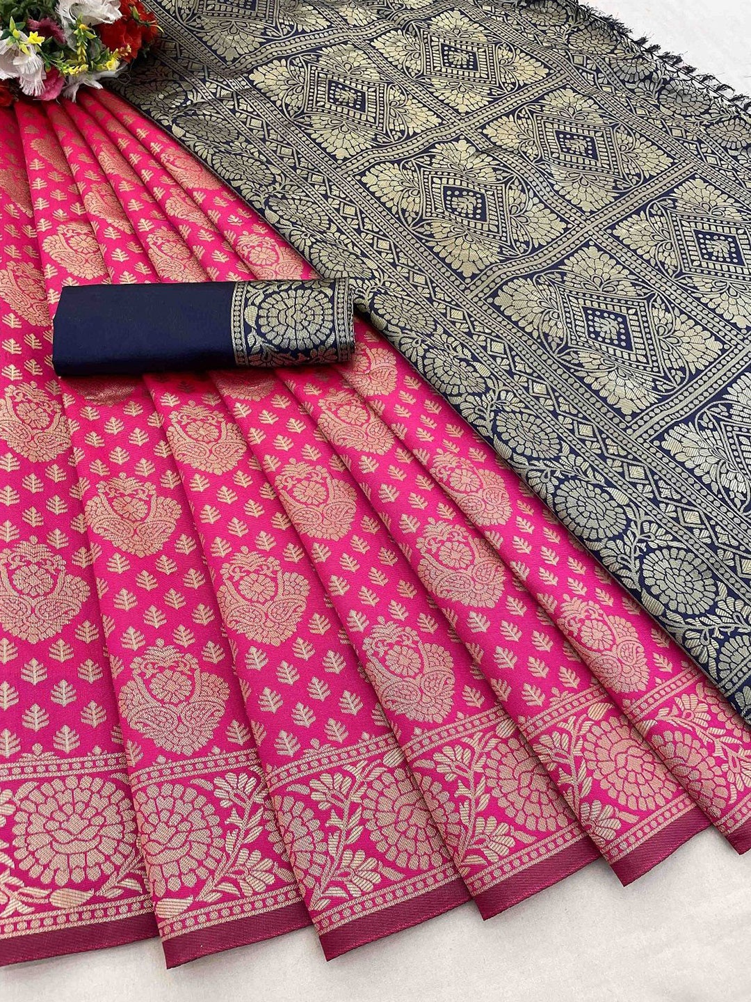 

DIVASTRI Woven Design Zari Silk Blend Banarasi Saree, Magenta