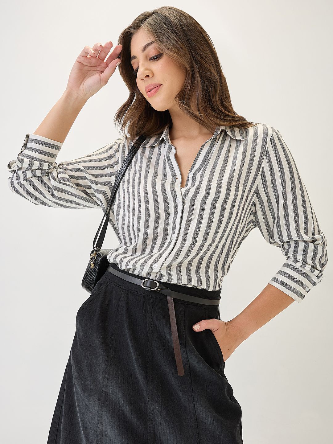 

Globus Cuffed Sleeves Vertical Stripes Chest Pocket Curved Hem Workwear Shirt, Black