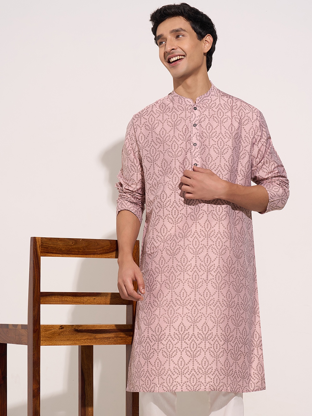 

indus route by Pantaloons Men Geometric Printed Thread Work Kurta, Off white