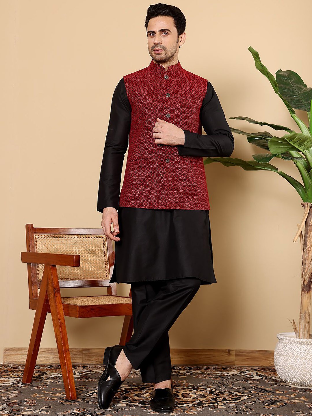 

MULTI SHADES Men Regular Kurta with Pyjamas, Red