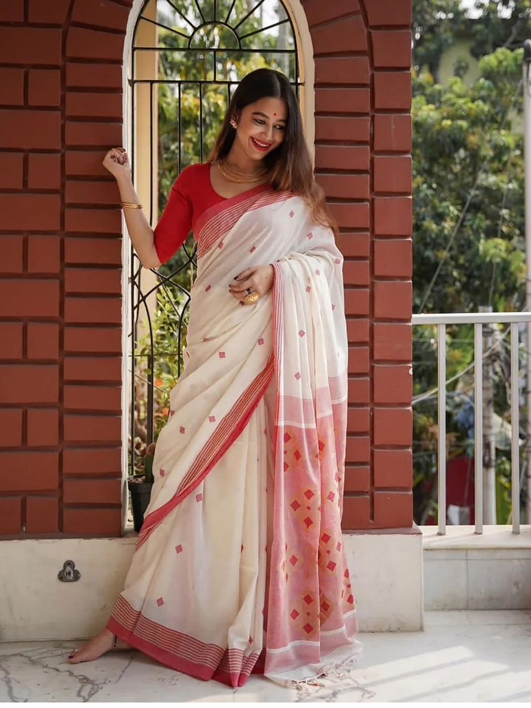 

bigben textile Woven Design Silk Blend Banarasi Saree, White