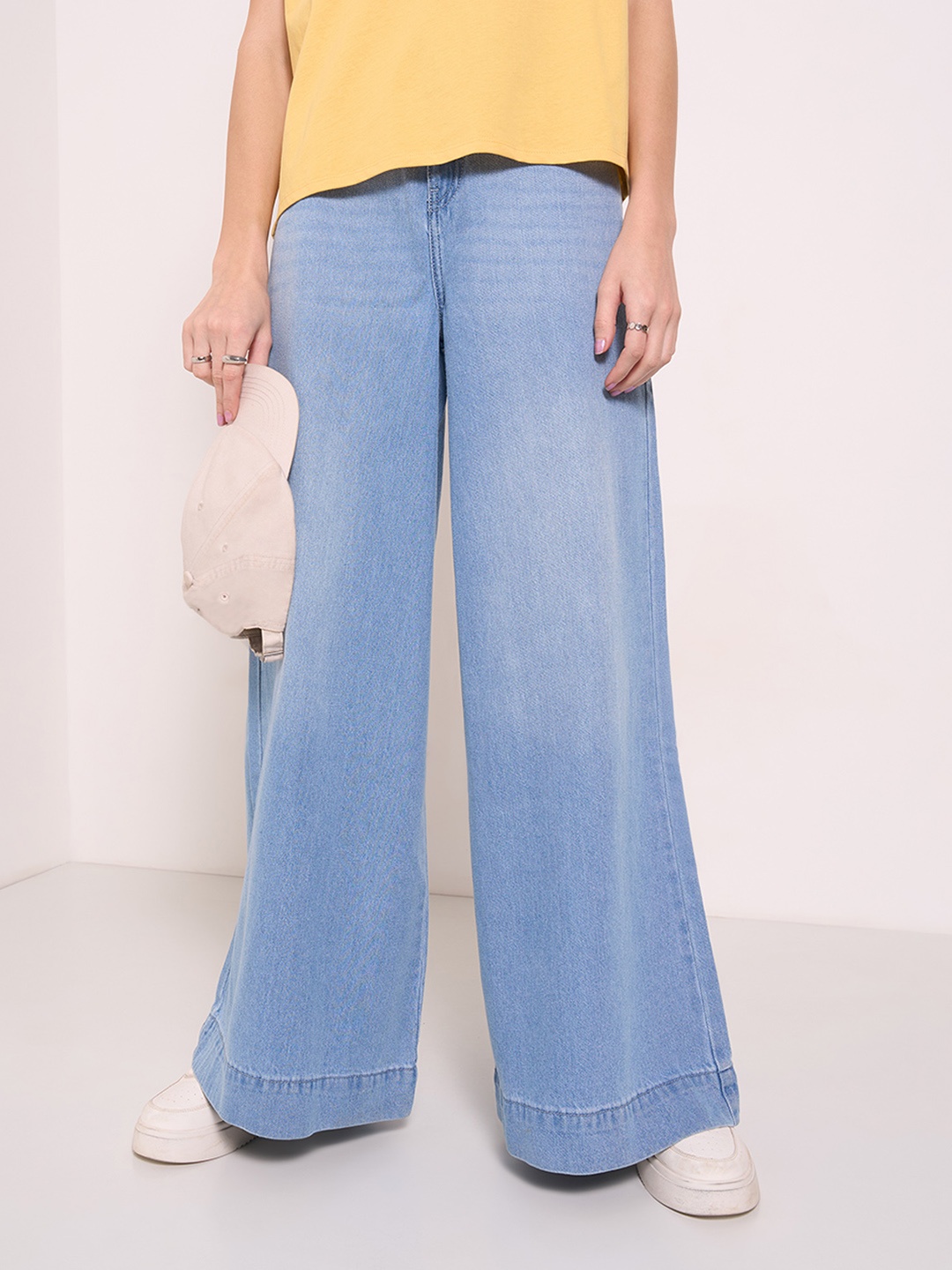 

People Women Low Distress Light Fade Jeans, Blue