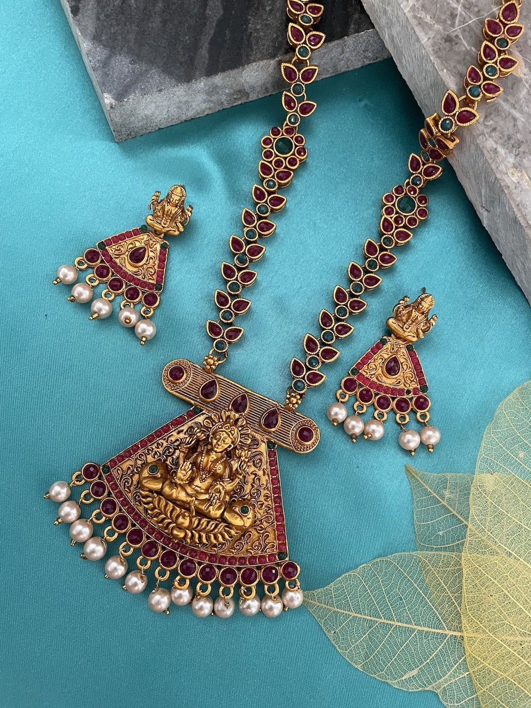 

Digital Dress Room Gold-Plated Stone Studded & Beaded Jewellery Set