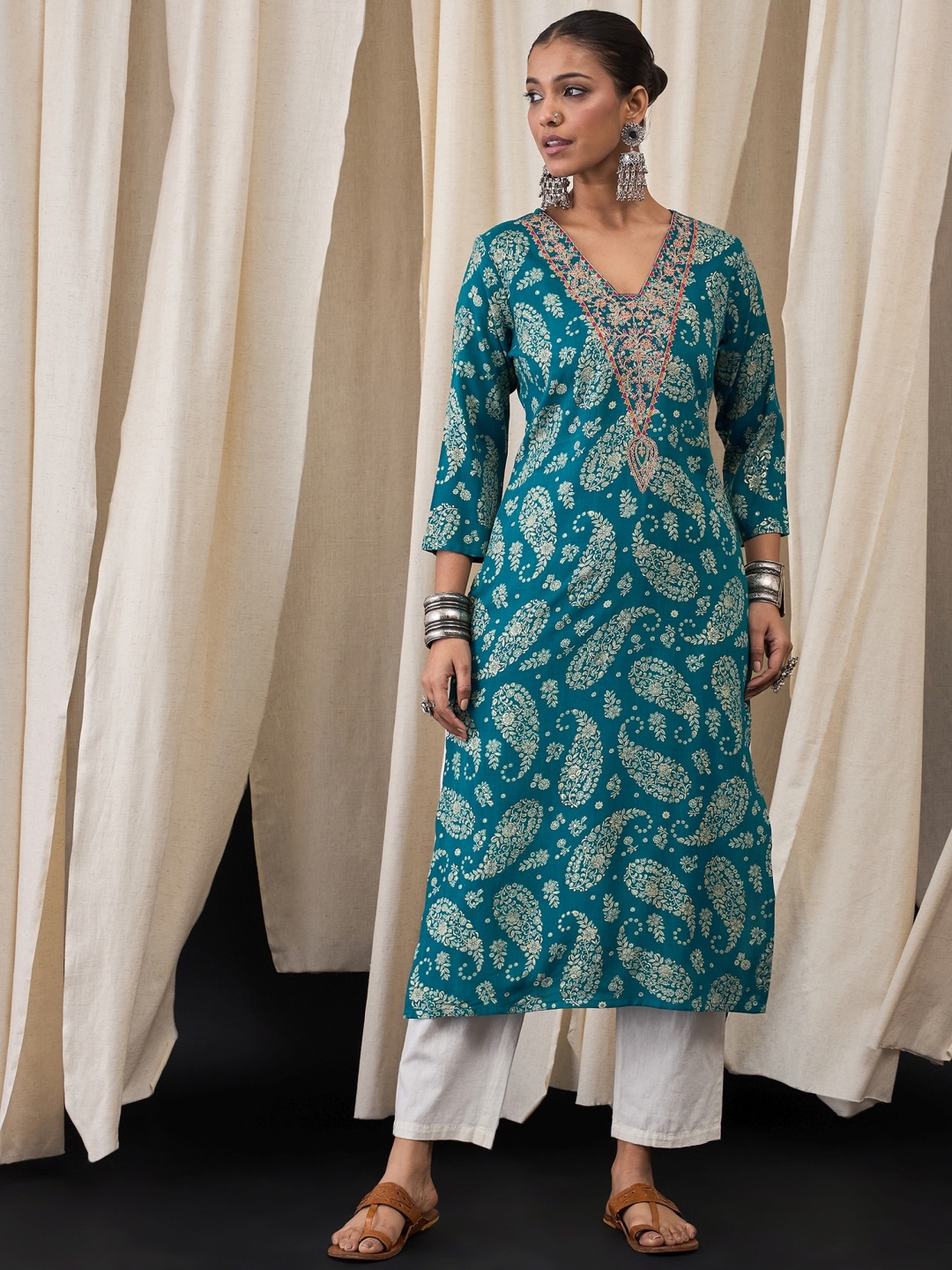 

Anouk Women Floral Embroidered Thread Work Kurta, Teal