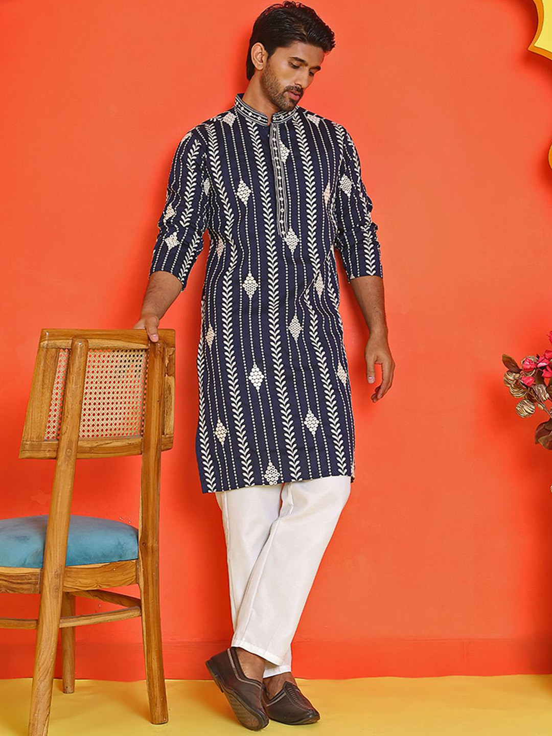 

Jompers Men Embroidered Regular Mirror Work Kurta with Pyjamas, Navy blue