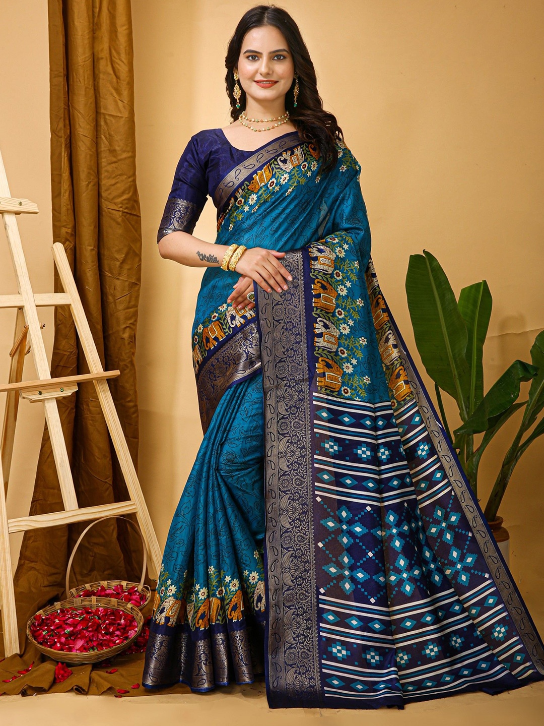 

Rangtulika Ethnics Floral Zari Saree, Blue