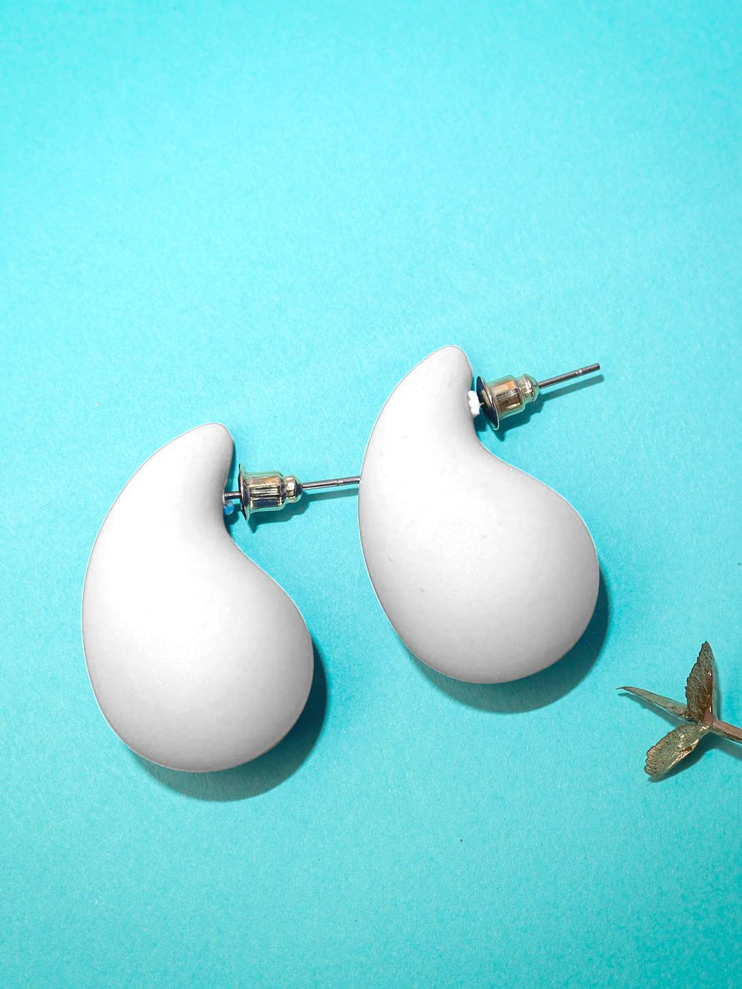 

KRENOZ Teardrop Shaped Drop Earrings, White