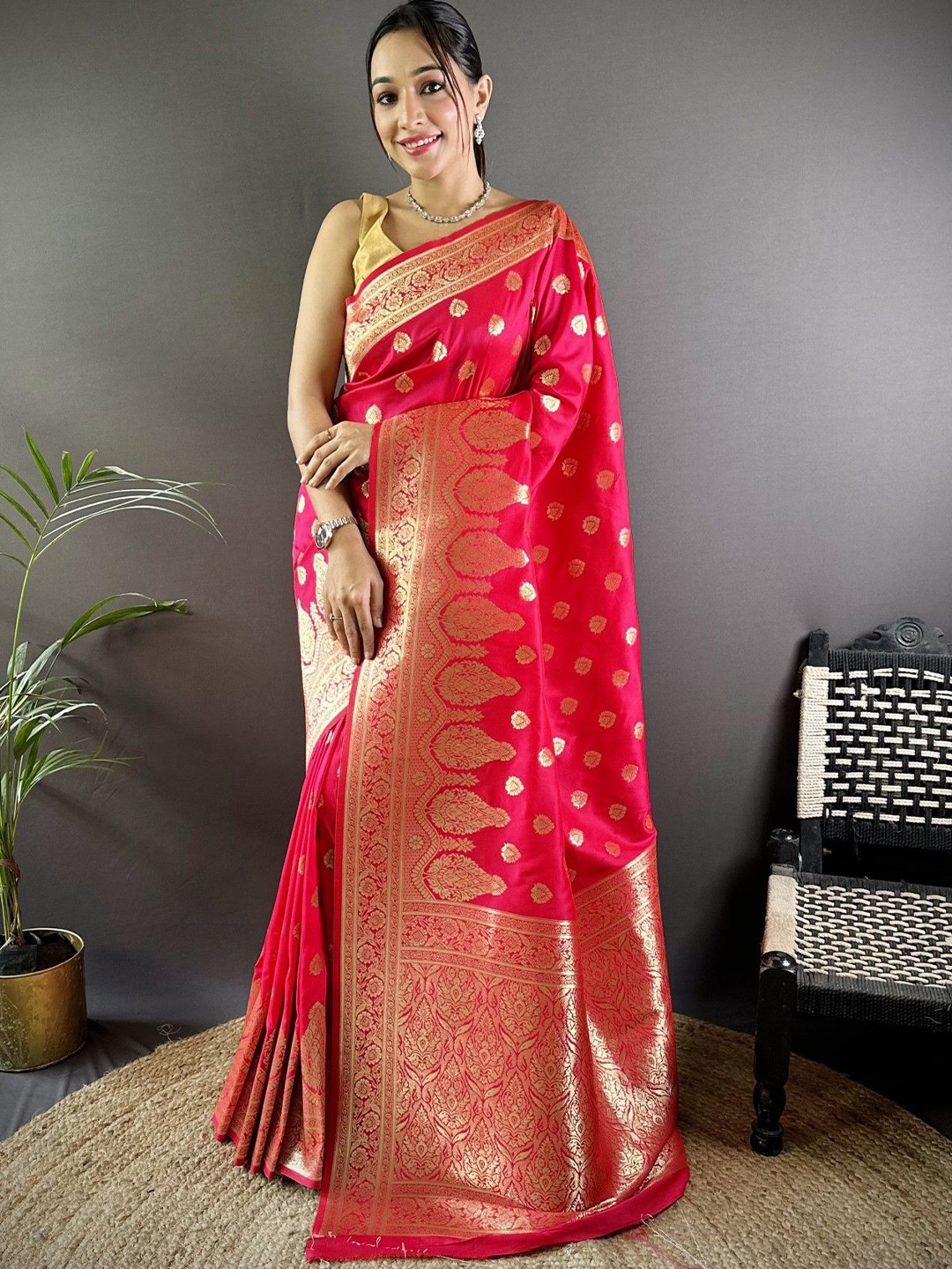 

DIVASTRI Woven Design Zari Silk Blend Banarasi Saree, Pink