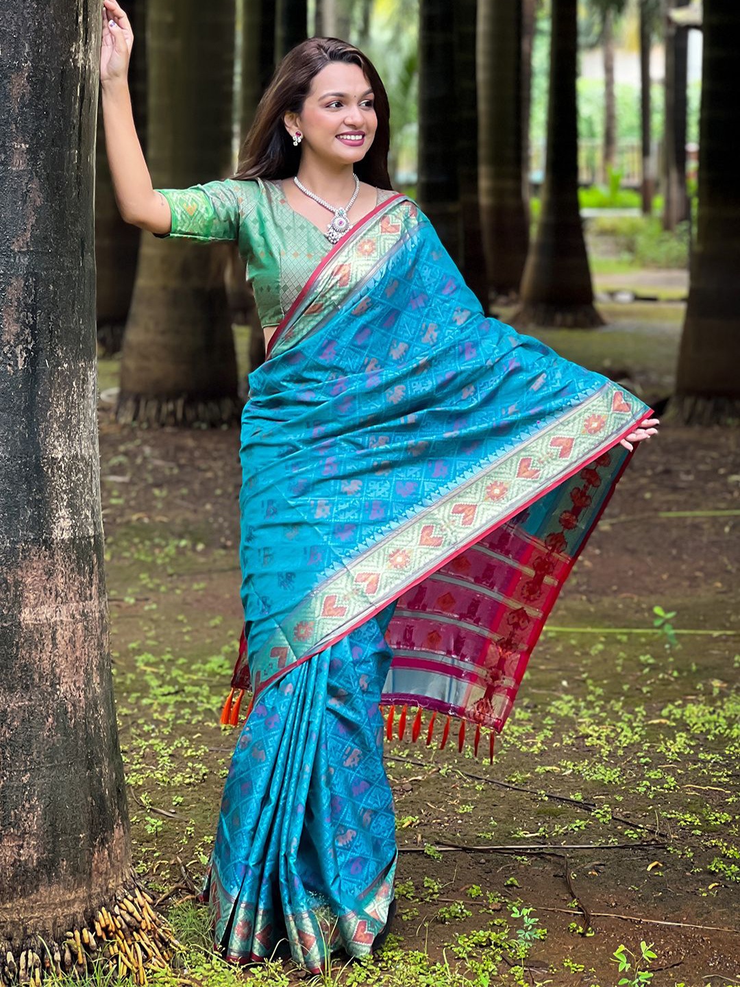 

LeeliPeeri Designer Woven Design Zari Silk Blend Patola Saree, Blue