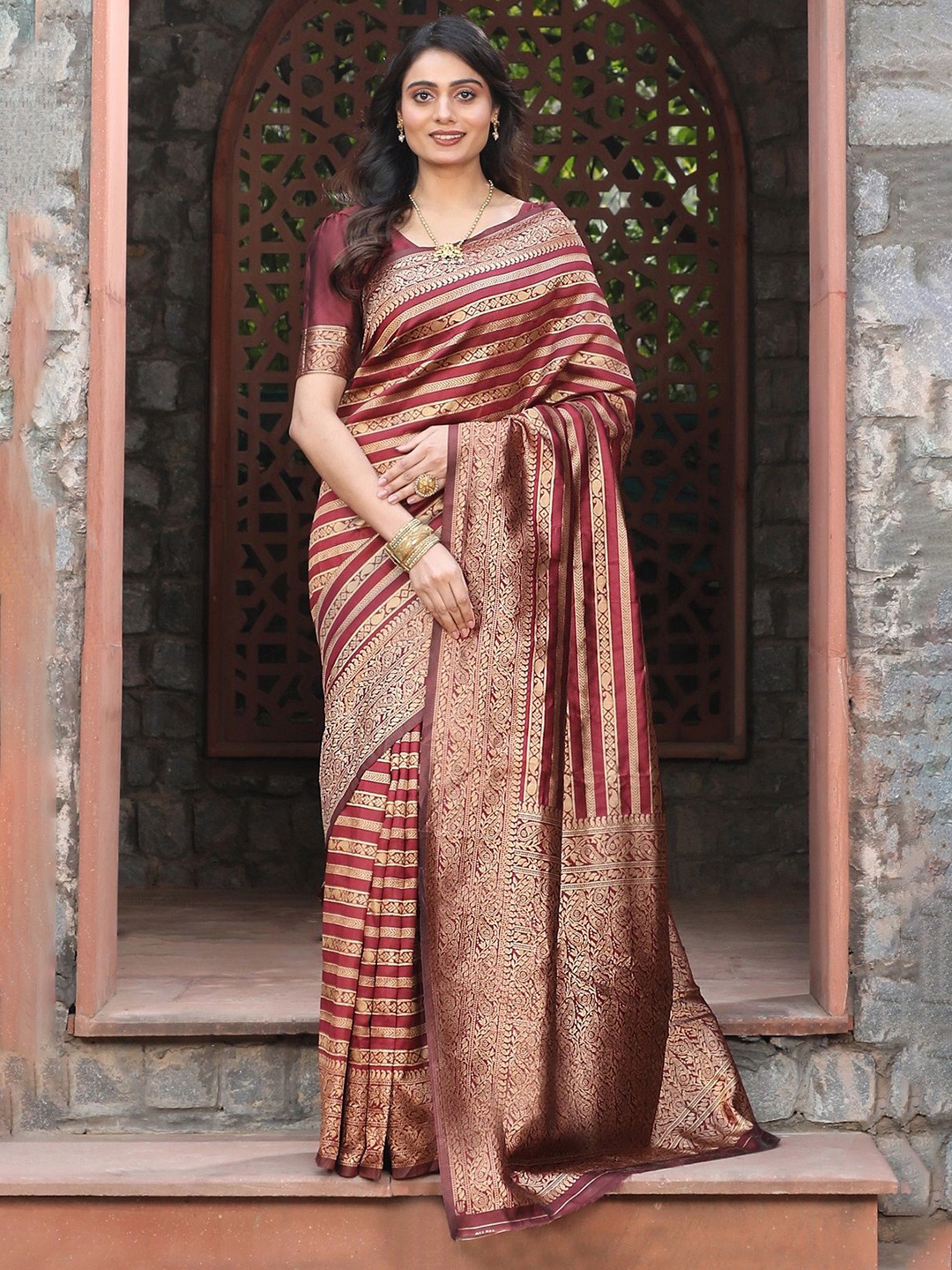 

Sarvada Woven Design Zari Silk Blend Banarasi Saree, Maroon