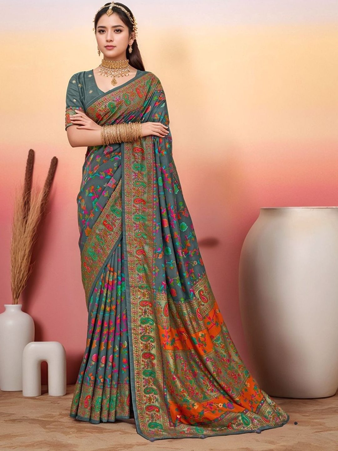 

Sangria Floral Printed Saree With Blouse, Grey