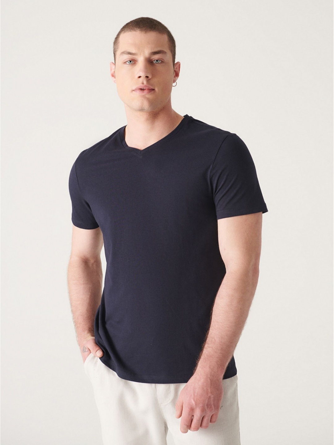 

AVVA Men V-Neck Pockets T-shirt, Na