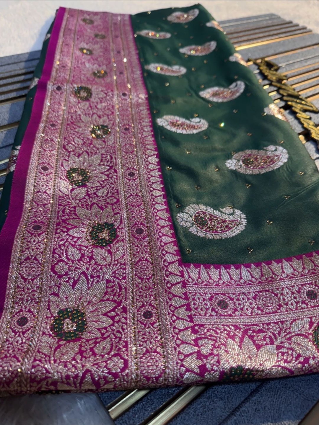 

DIVASTRI Ethnic Motifs Beads and Stones Pure Silk Designer Banarasi Saree, Green