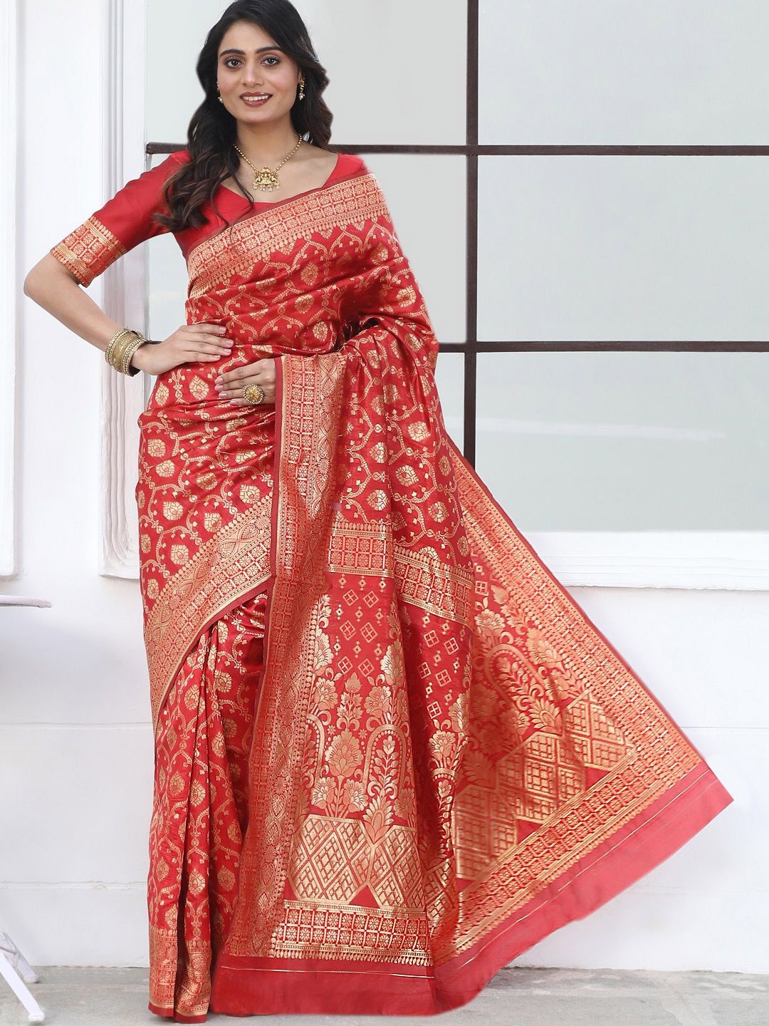 

Iris Woven Design Zari Silk Blend Banarasi Saree, Red